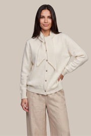 Witte gebreide vest van wol, Liora Knitting Wool door G-maxx, close-up van de zachte textuur en stijlvolle pasvorm.