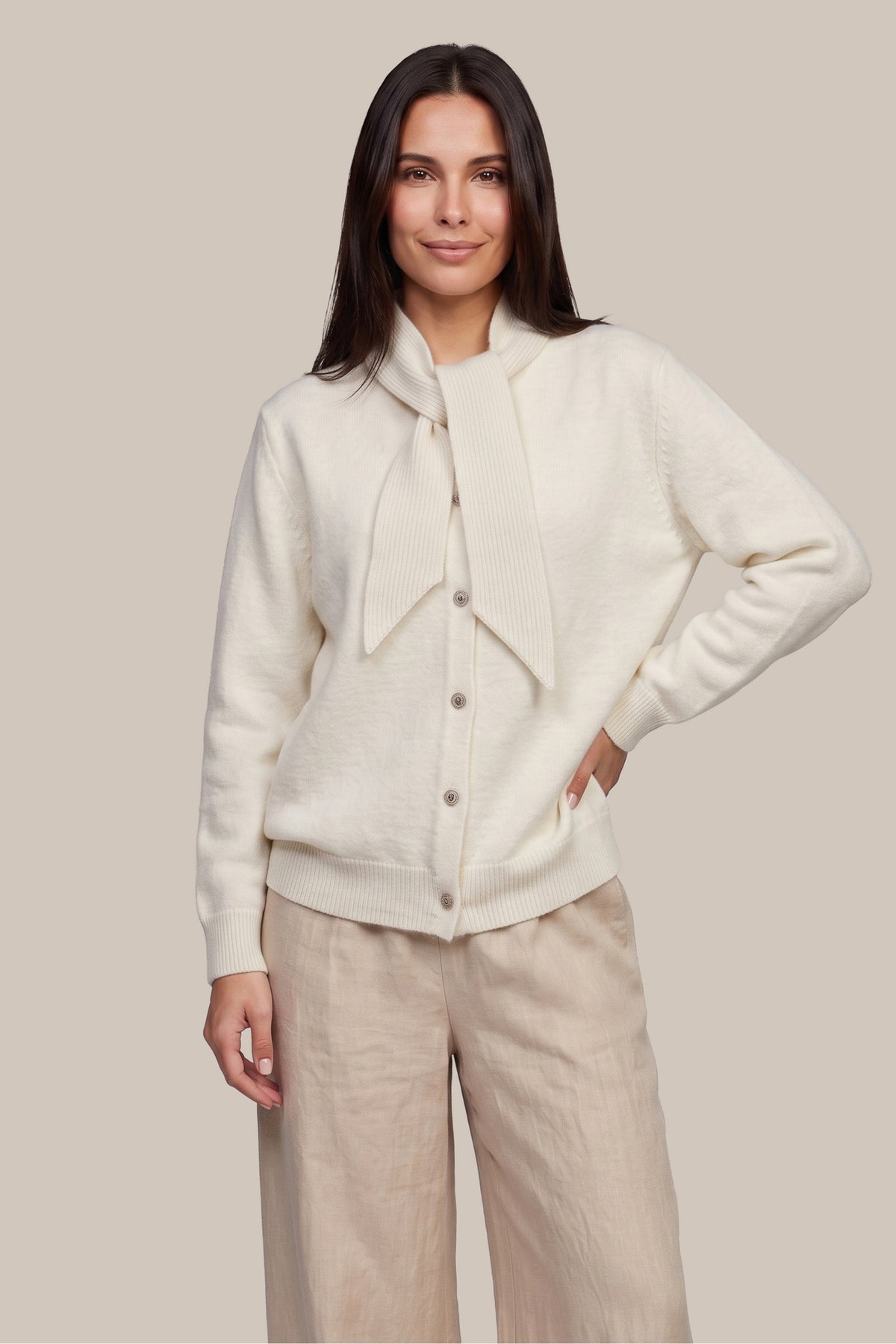 Witte gebreide vest van wol, Liora Knitting Wool door G-maxx, close-up van de zachte textuur en stijlvolle pasvorm.