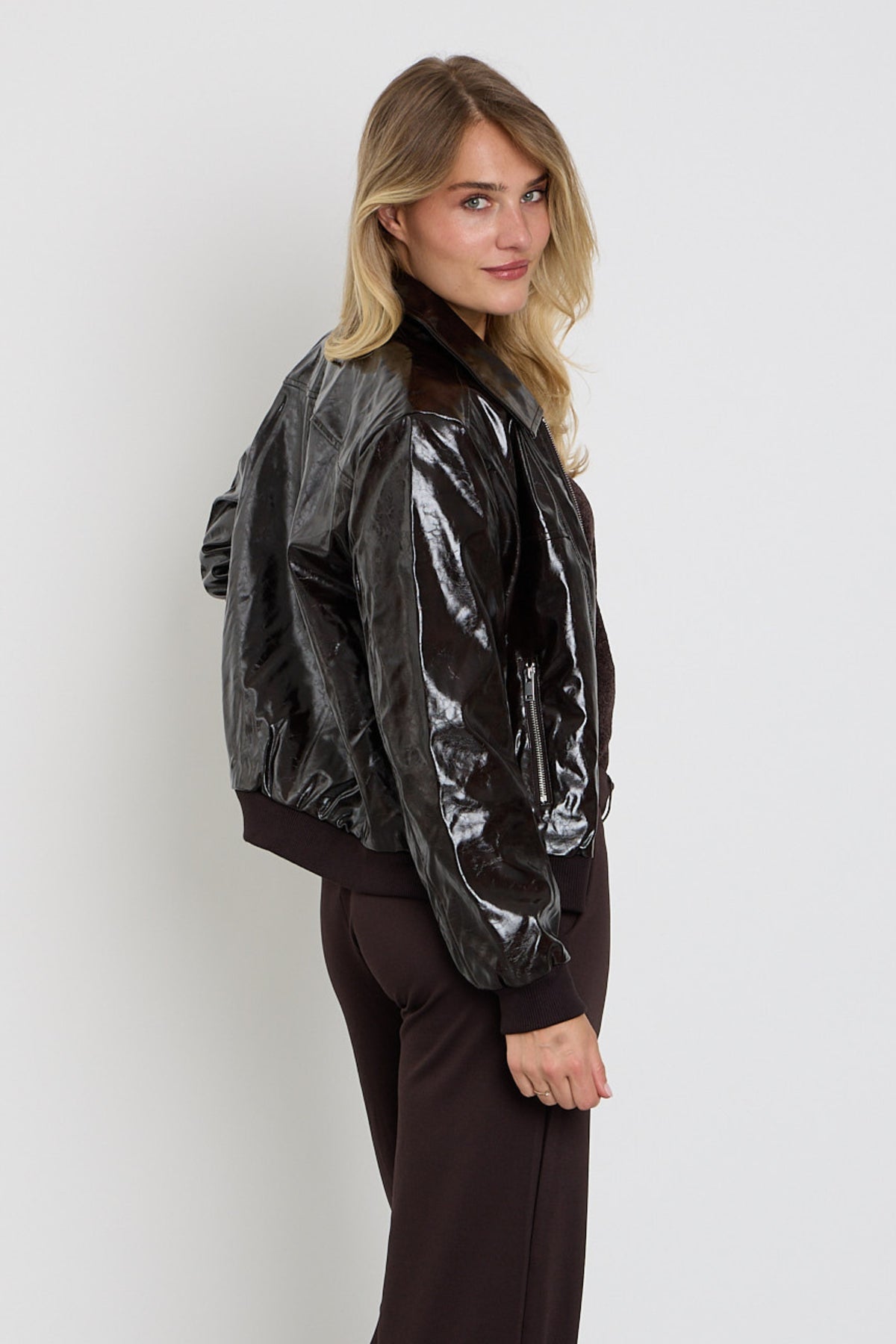 Lichte, waterafstotende Fqjanny Mole jas van Freequent met capuchon en ritssluiting, geschikt voor koud weer.