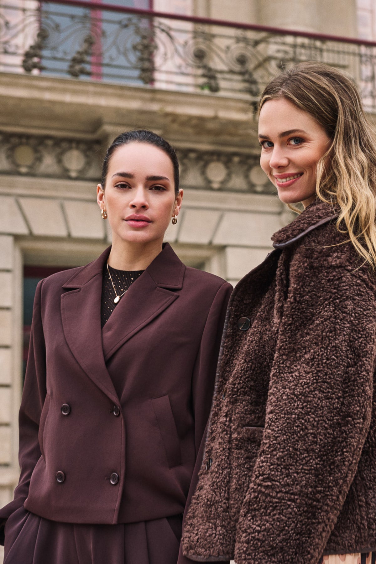 Cacao gekleurde cropped blazer van EsQualo met knoopsluiting en kraag, gedragen door model.