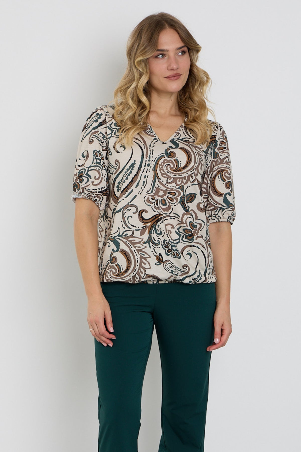 Enjoy blouse met paisley print in bottle stijl, gedetailleerde kleurrijke patronen en zachte stof, zichtbaar op de afbeelding.