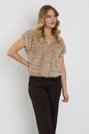 Taupe fluffy Enjoy gilet met zachte, schattige uitstraling en warmtextuur, perfect voor comfortabele winterkleding.
