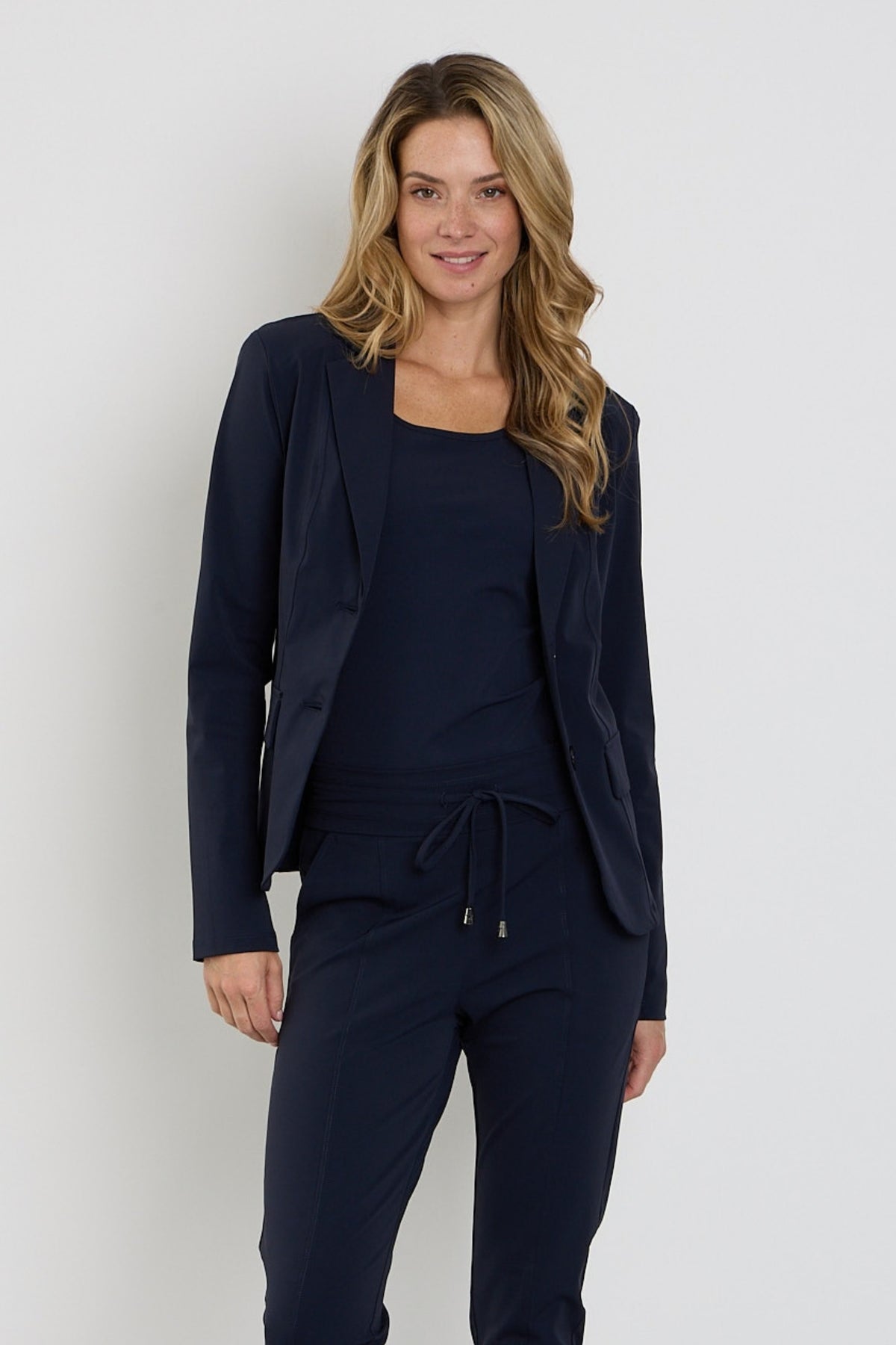 Navy bonded travel blazer van Mi Piace, getoond in close-up met stijlvolle details en zachte textuur.