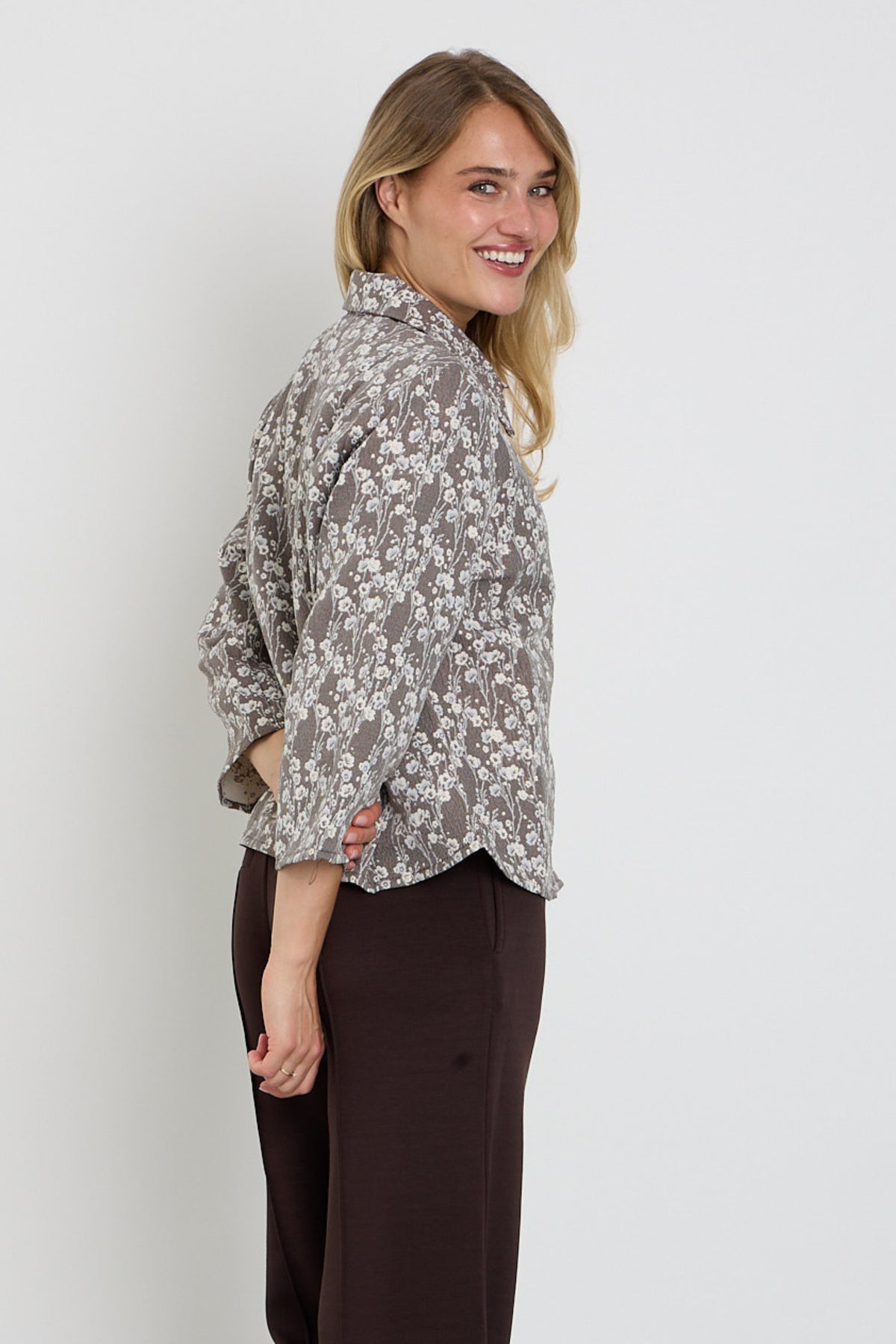 Freequent Fqfally Mole Star offwhite jas met sterdetails en zachte stof, casual en comfortabel voor dagelijks gebruik