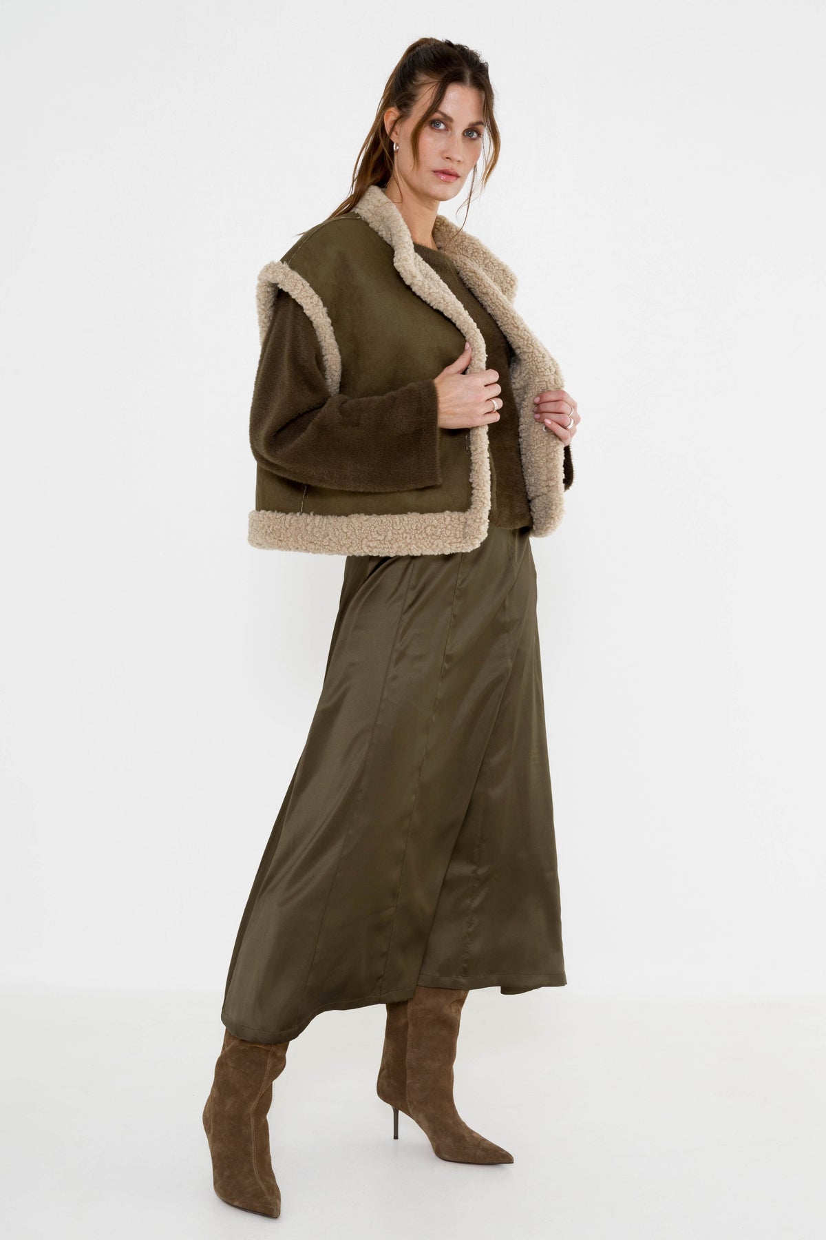 Gilet Ventura Moss van Maicazz & Zizo, groene gewatteerde bodywarmer met capuchon en ritssluiting, voor heren en dames.