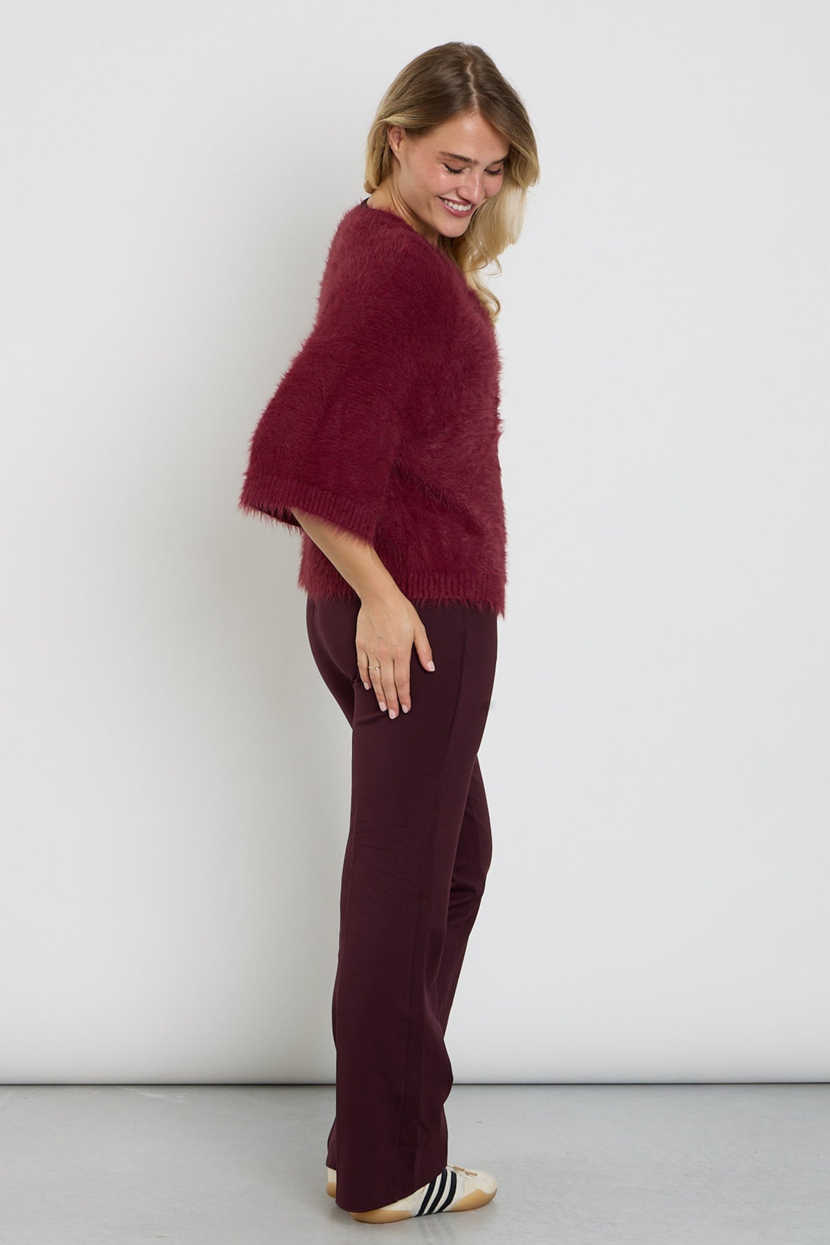 Red Button Broek Bibette Punta Burgundy SRB5019 L33 met rechte snit en tailleband, zichtbaar in de afbeelding.