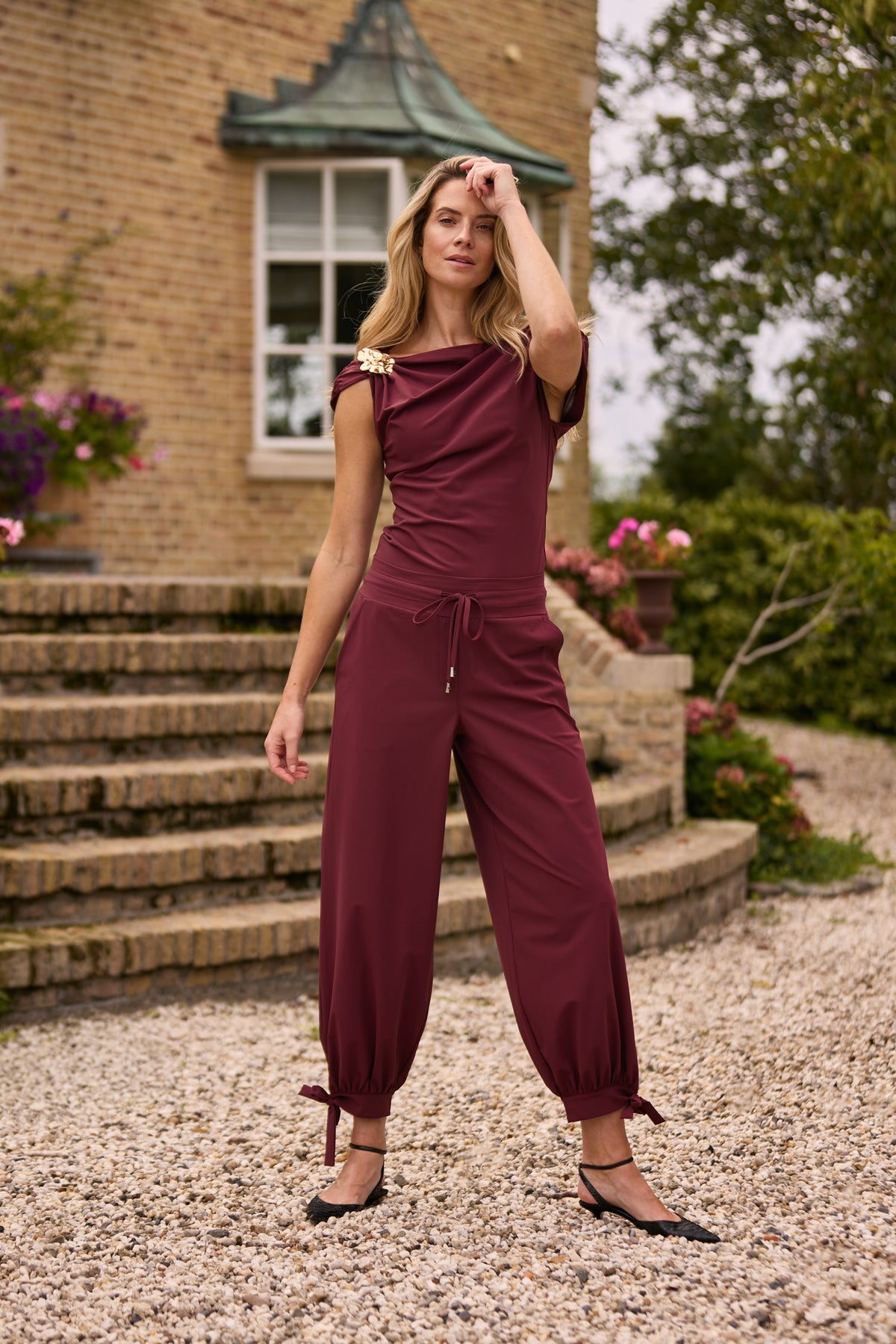 Mi Piace Travel Top Broche in Bordeaux rood met elegante details, gedragen als accessoire of decoratie