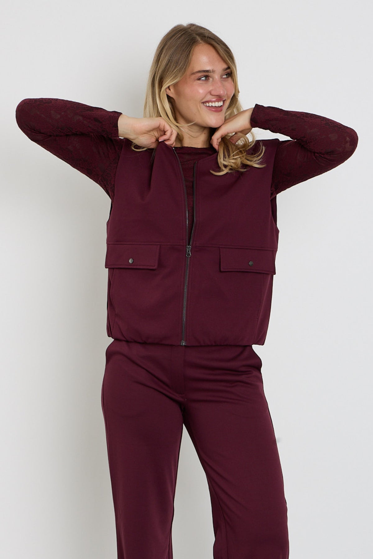Zwart gilet Freequent Fqnanni Port Royale 211582 met ritssluiting en comfortabele pasvorm, gedragen door een model.