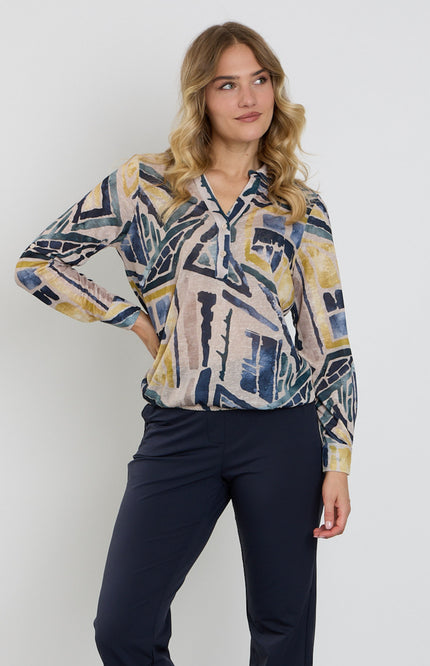Enjoy blouse met grafische print in zandkleur, korte mouwen en loszittend model voor een stijlvolle look.