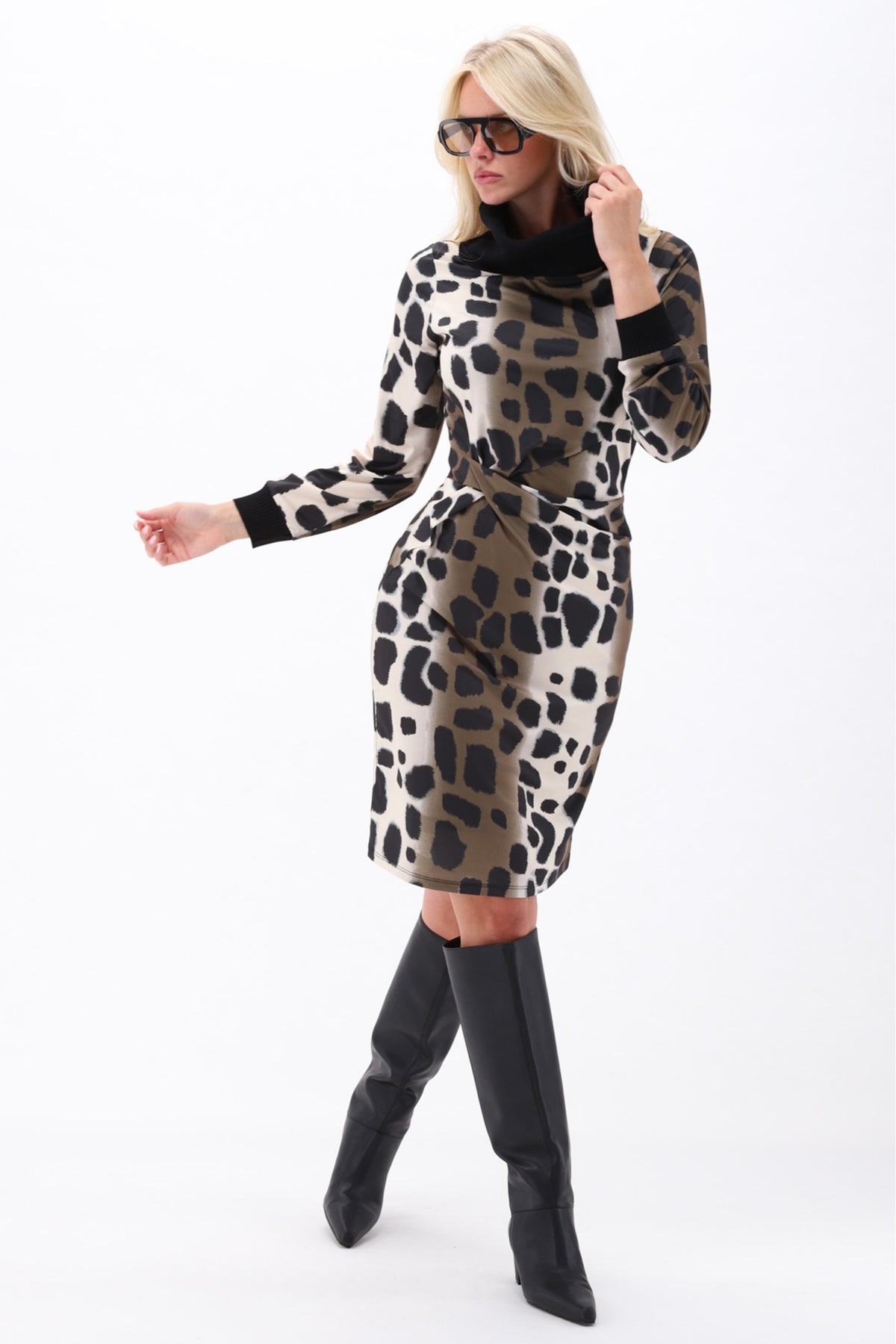K-design jurk met rolkraag en print, kleurrijk ontwerp, close-up van het patroon en de details van de jurk.