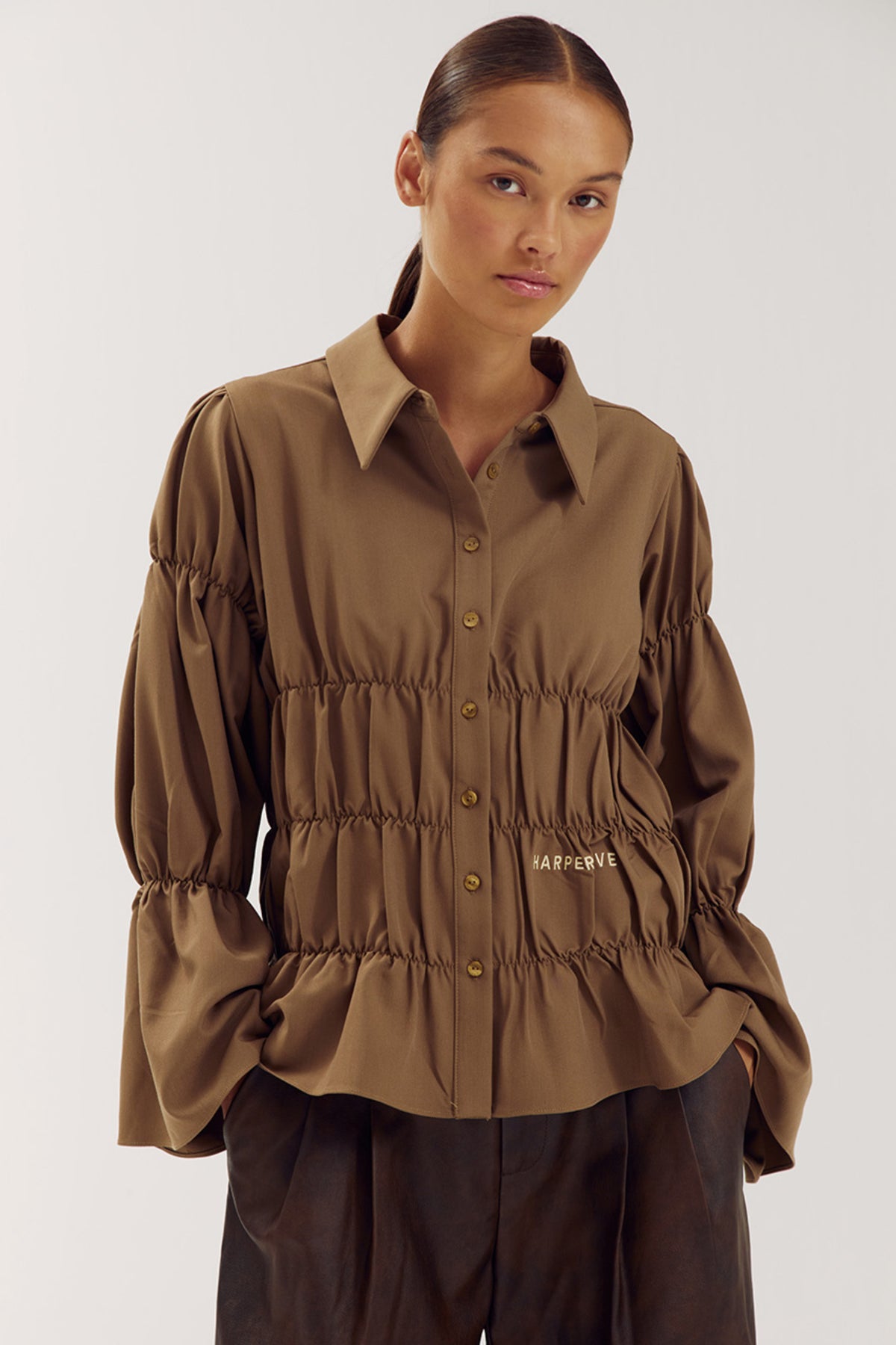 Harper & Yve Senna blouse in Muddy Taupe, getailleerde blouse met lange mouwen en knoopsluiting, elegante dameskleding.