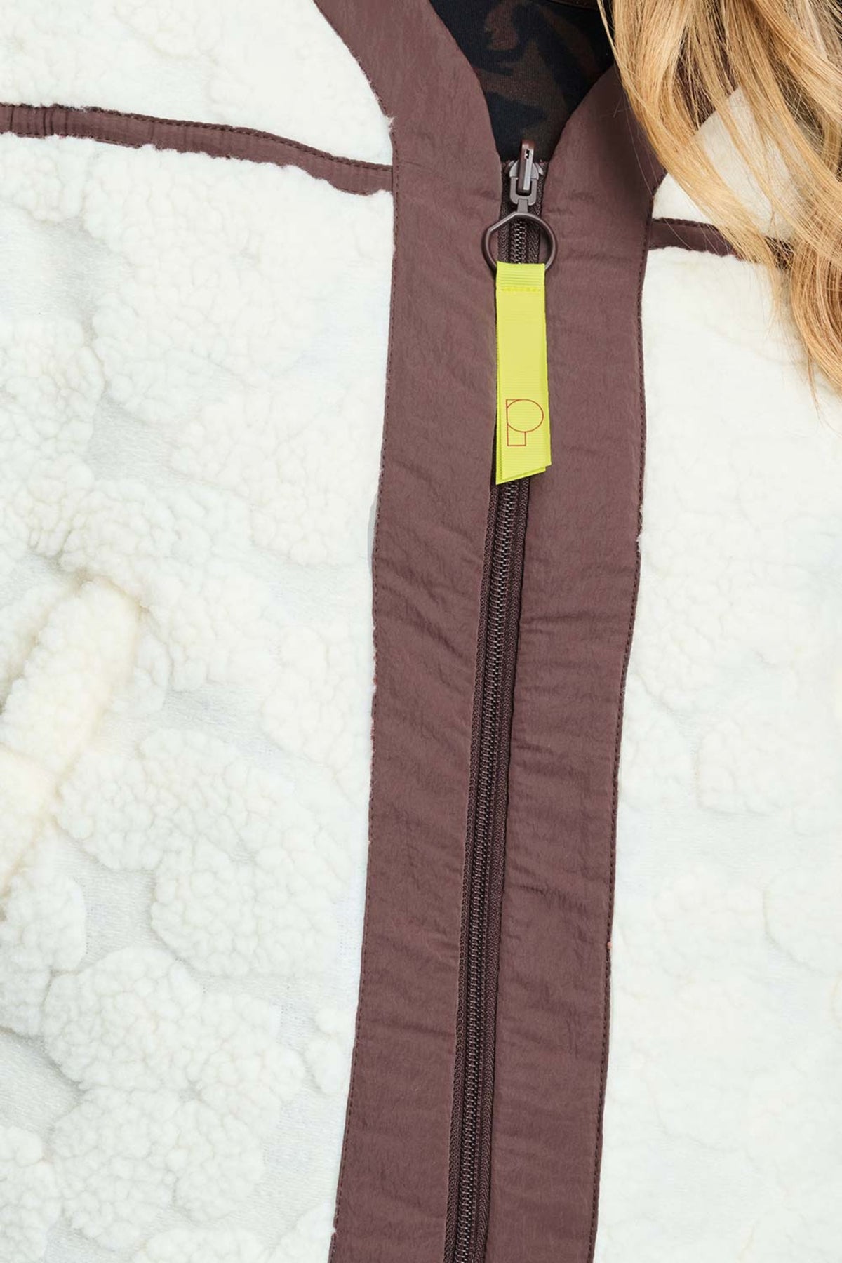 Ecru gilet Gigi van POM Amsterdam met knopen en zachte stof, getoond op een hanger.