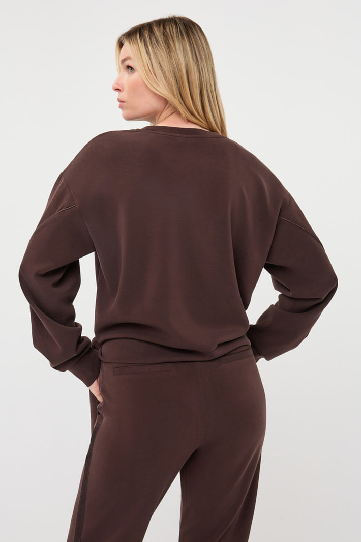 Modieus EsQualo modal sweater met knoopdetail in cacao kleur, zachte textuur en casual pasvorm, close-up van het ontwerp.