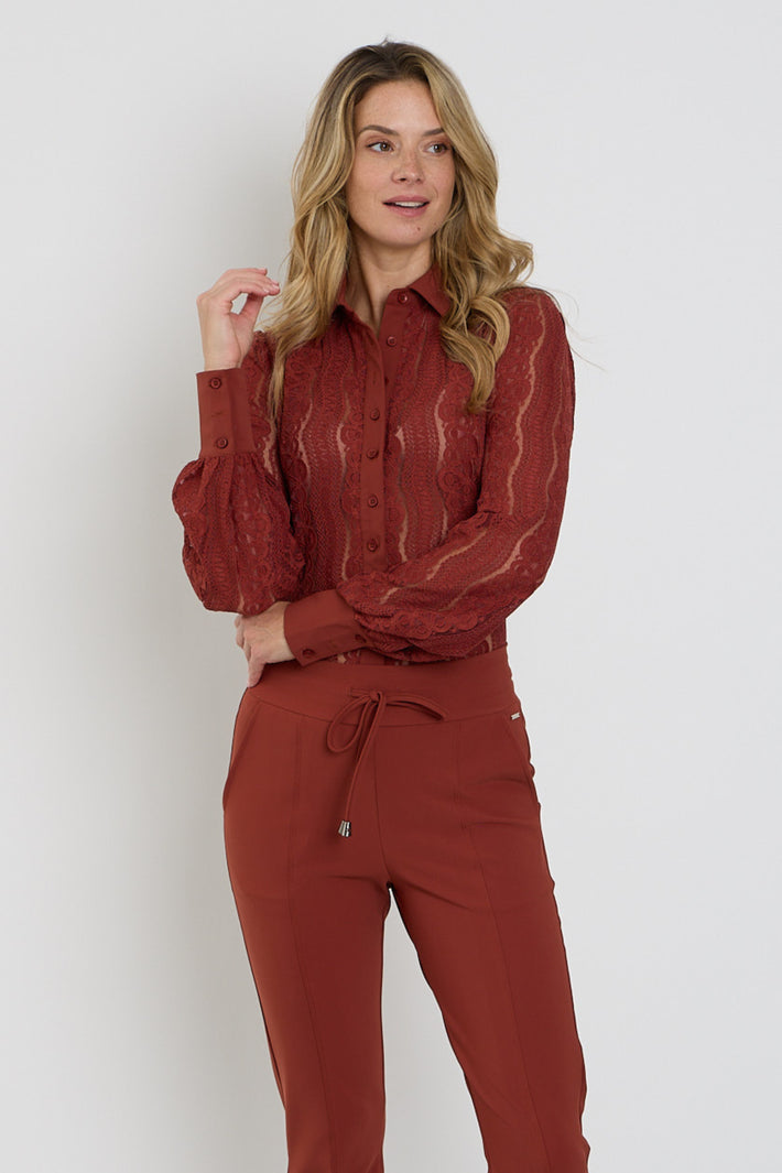 Mi Piace reiskleding blouse in Kant Fired Brick, met kleurrijke details en comfortabele pasvorm, zichtbaar in de afbeelding.