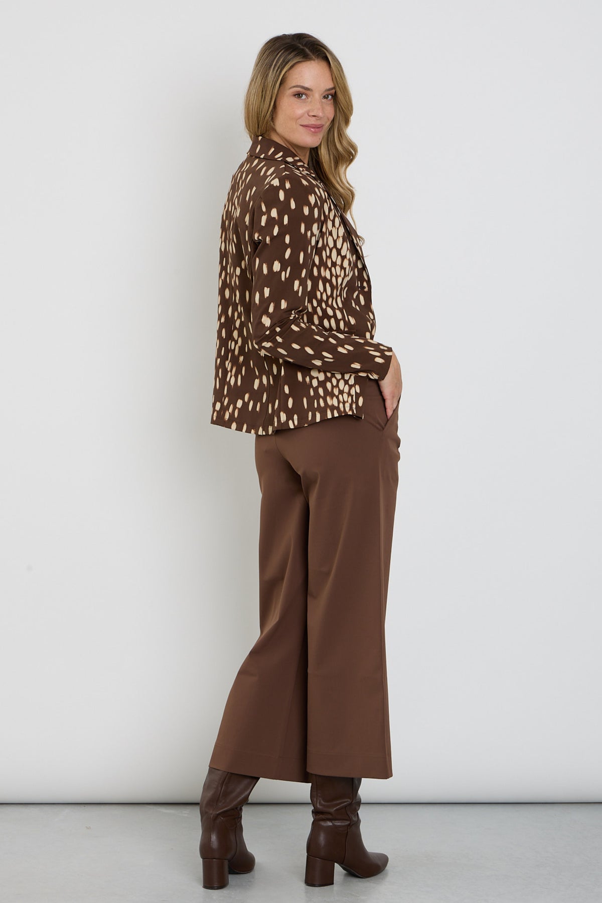 Dames heavy travel broek van Mi Piace in chestnut kleur, comfortabel en geschikt voor reizen en outdoor activiteiten.