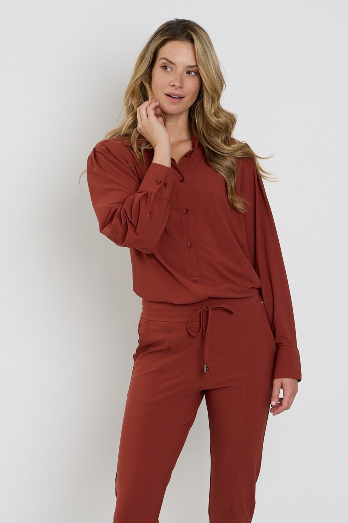 Lichtrode reisblouse van Mi Piace in Fired Brick kleur, met losvallende pasvorm en ventilatie, geschikt voor reizen en casual draagstijl.