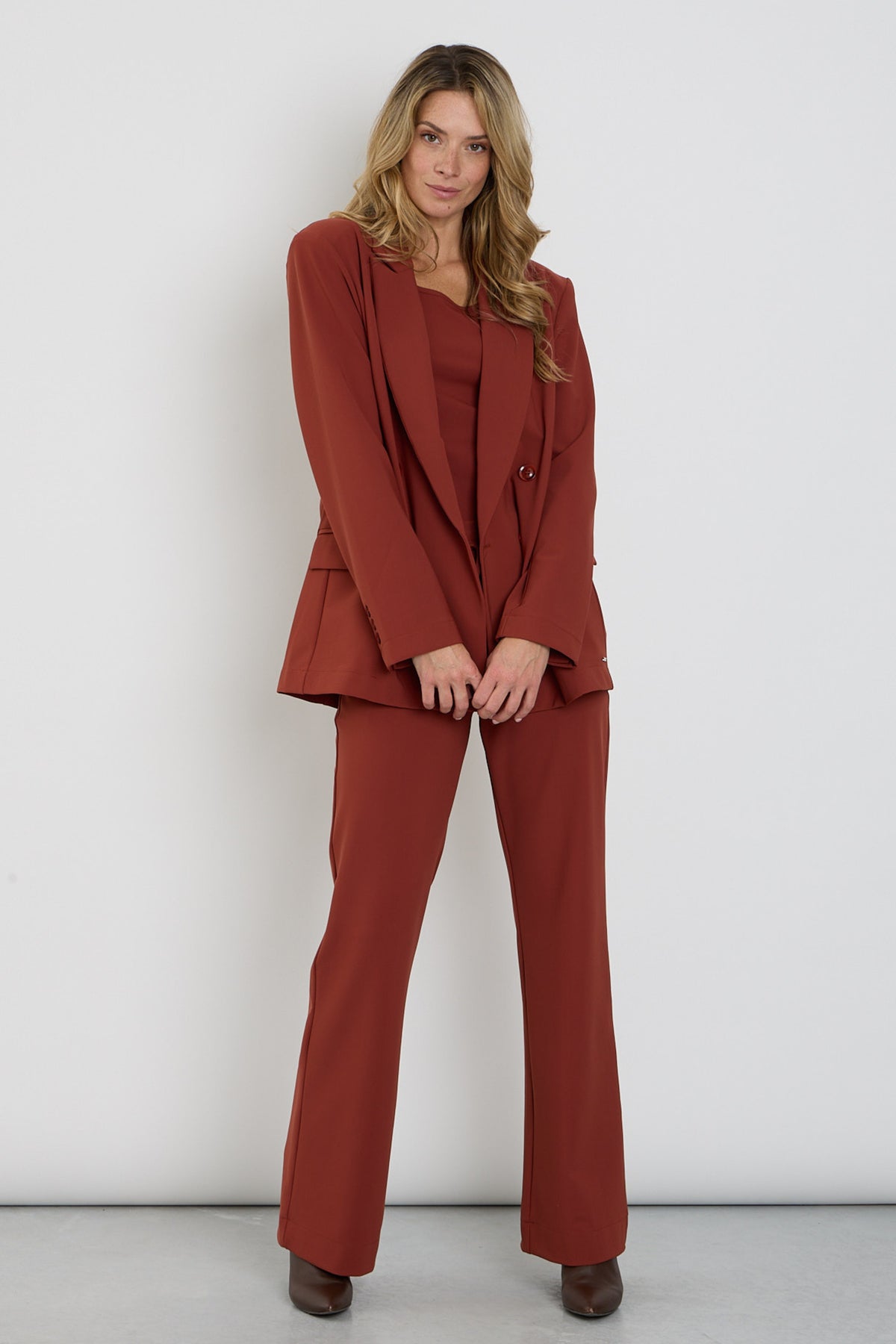 Mi Piace bonded travel broek in fired brick kleur, flared model, zichtbaar met elastische taille en stijlvolle pasvorm.