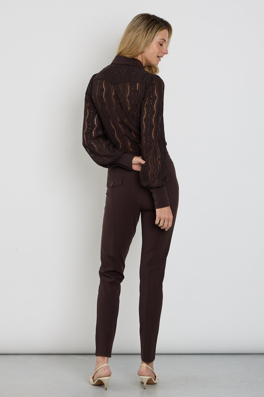 Mi Piace Bonded Travel Broek in espresso kleur, stijlvolle en comfortabele reisbroek met stevige stof en moderne pasvorm.