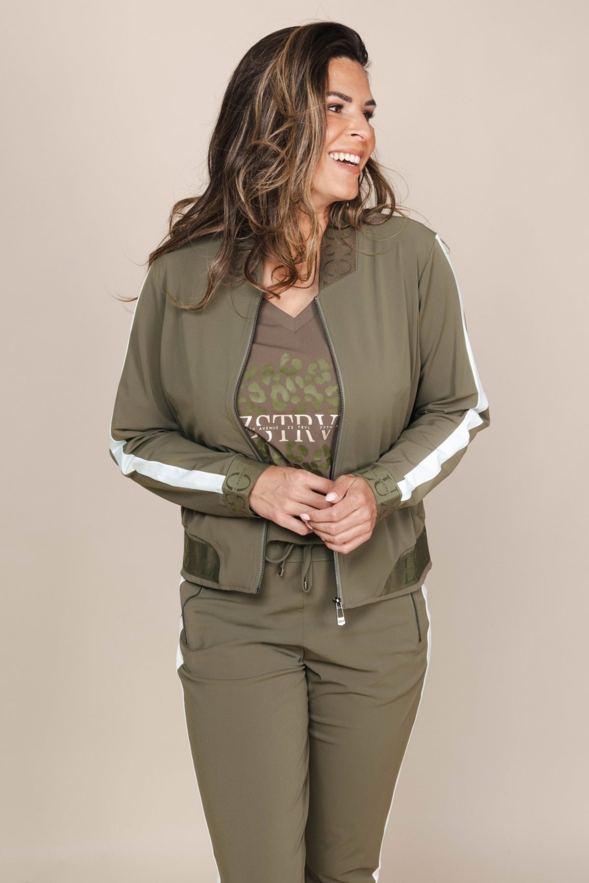 Groene Zoso Felicia Travel Broek 265, comfortabele reisbroek met praktische pasvorm, zichtbaar op de afbeelding.