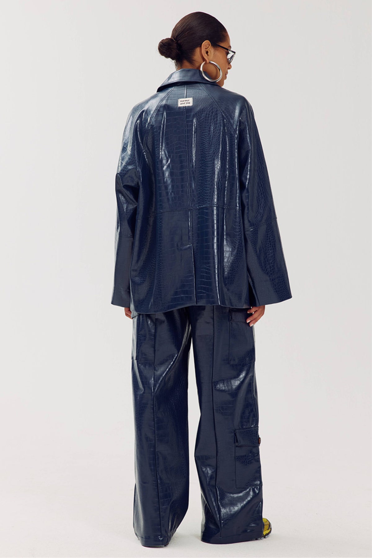 Donkerblauwe broek Pippa van Harper & Yve, stijlvolle damesbroek met comfortabele pasvorm en moderne snit, zichtbaar in de afbeelding