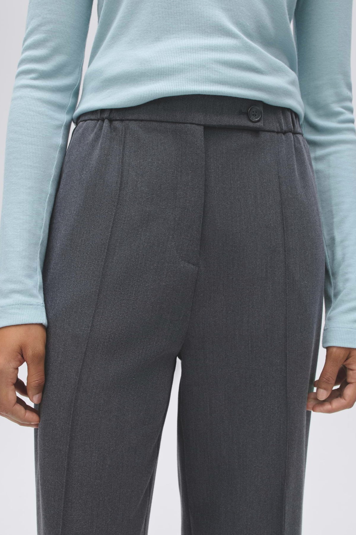 Opus Mozy Mod broek in anthracietkleur met rechte snit en elastische taille, geschikt voor casual en stijlvolle outfits.