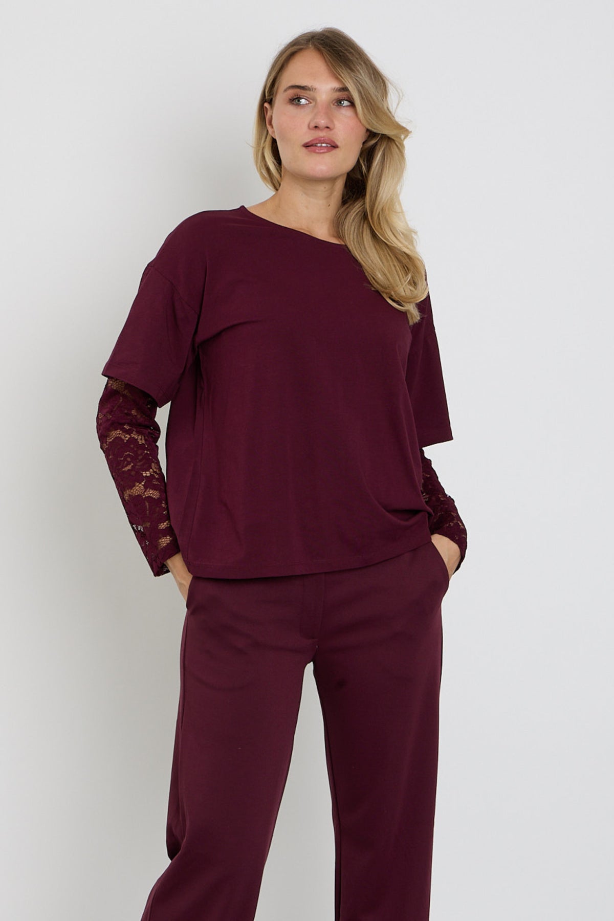 Dames T-shirt Freequent Fqchico Port Royale met korte mouwen en ronde hals, lichtblauw met kleurrijke print.