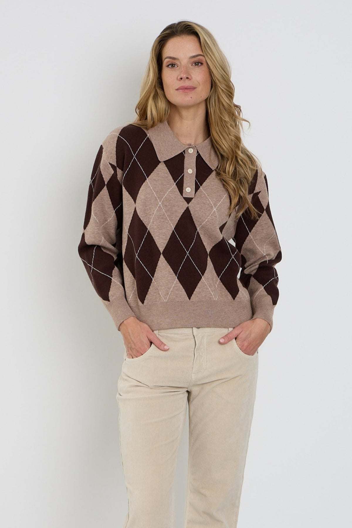Donkerbruine Argyle trui van Mi Piace met traditionele patroon en zachte stof, gedragen door een model.