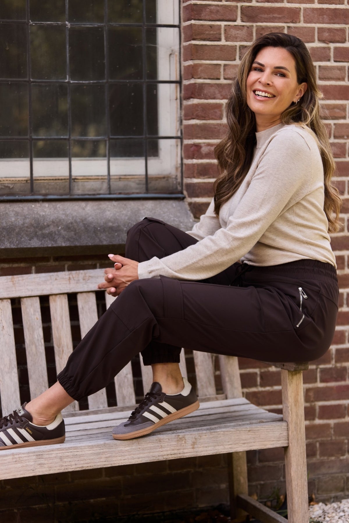 Zoso Travel Broek Nicky Espresso 265, comfortabele reisbroek met stevige stof en rechte snit, zichtbaar in de afbeelding.