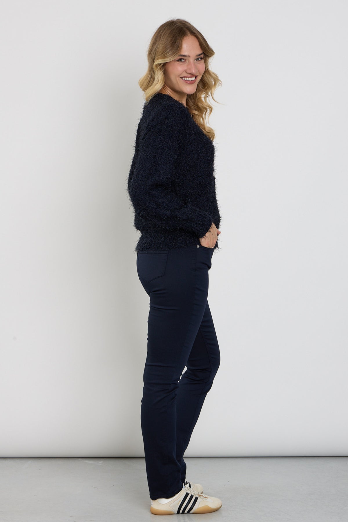 Donkerblauwe Enjoy 5-pocket jeans met indigo kleur en klassieke snit, zichtbaar met vier zakken en sluiting aan de voorkant.