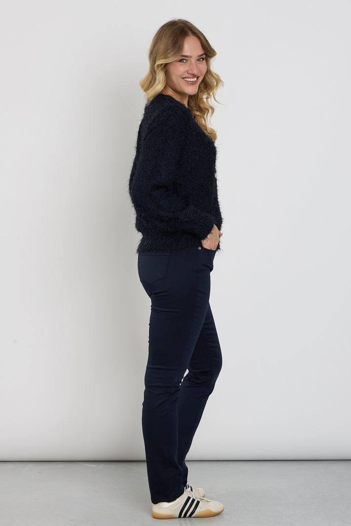 Donkerblauwe Enjoy 5-pocket jeans met indigo kleur en klassieke snit, zichtbaar met vier zakken en sluiting aan de voorkant.