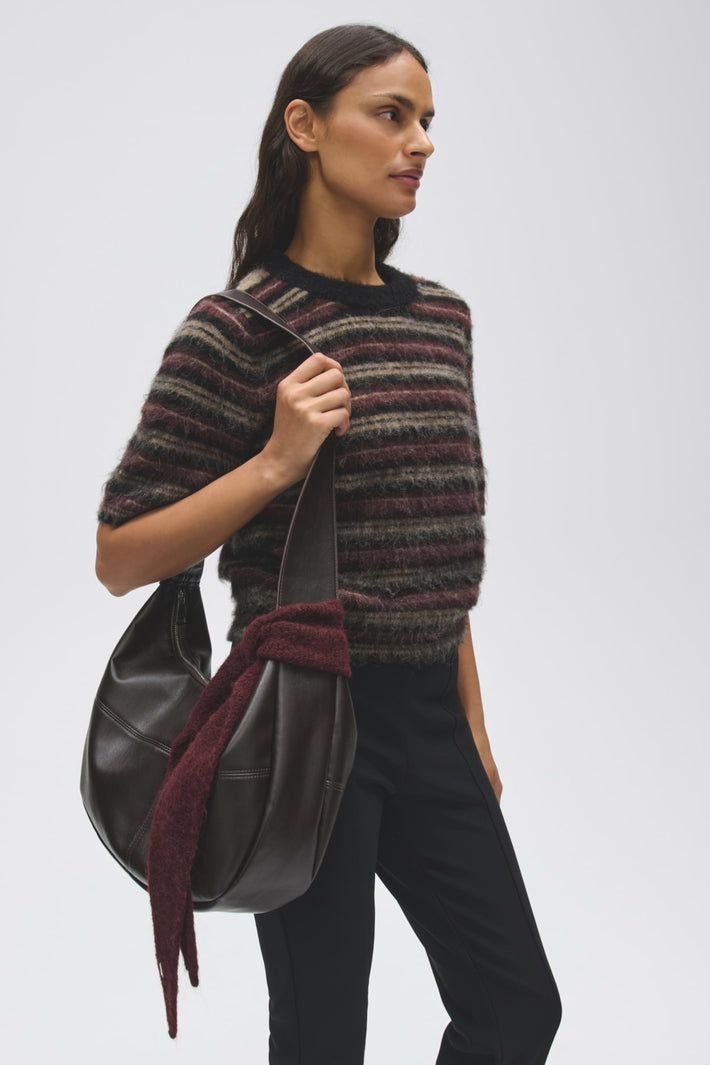 Opus Ableti Cherry Jam sjaal met rood en witte kerspatroon, zachte zijden stof, geschikt voor stijlvolle accessoires.