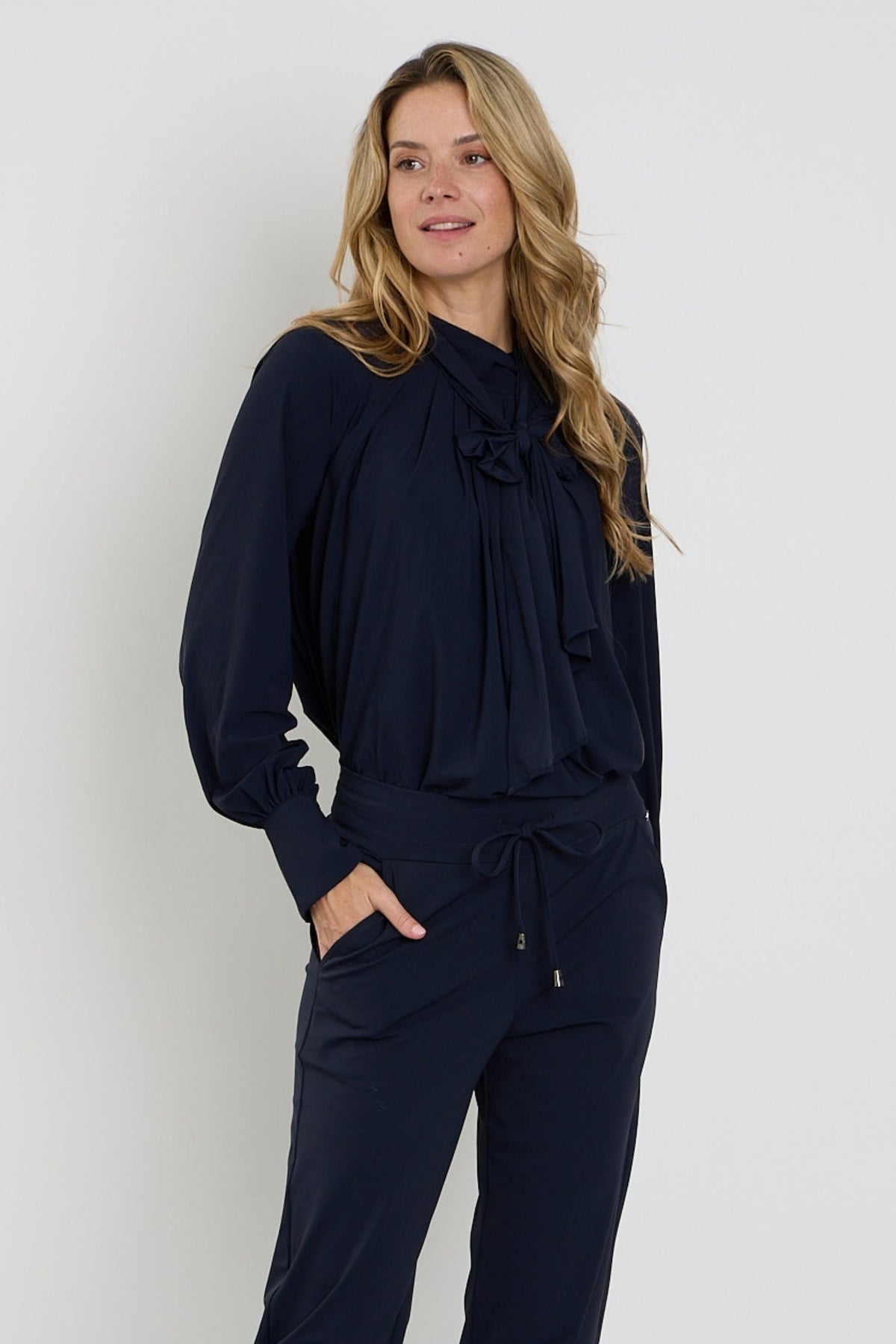 Navy travel blouse met strikdetail van Mi Piace, elegante blouse voor reizen en casual gelegenheden, zicht op voorzijde