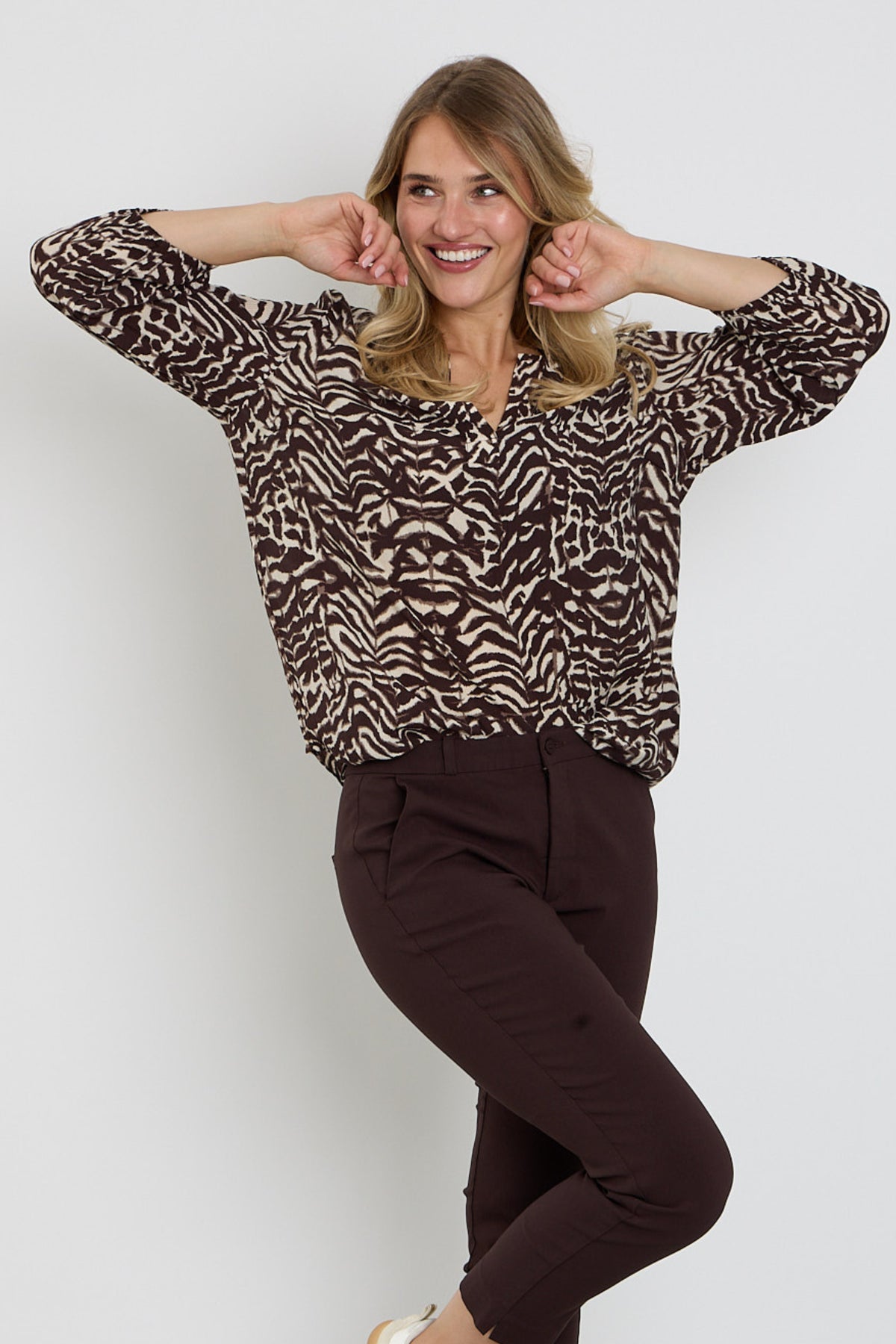 Vrijetijdsblouse Fqmalene Moonbeam Mole van Freequent met lange mouwen en zachte stof, getoond in een close-up foto.