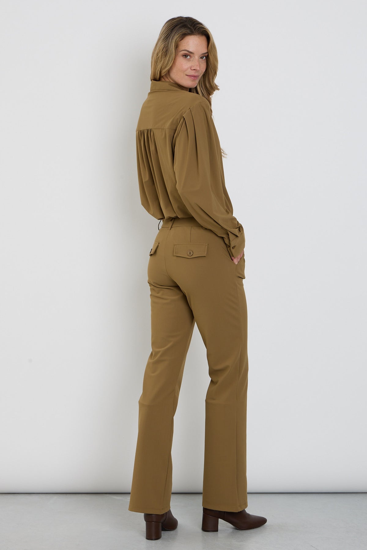 Mi Piace bonded travel broek met flared pijpen en kangaroe-stijl, comfortabel en stijlvol voor dagelijks gebruik.