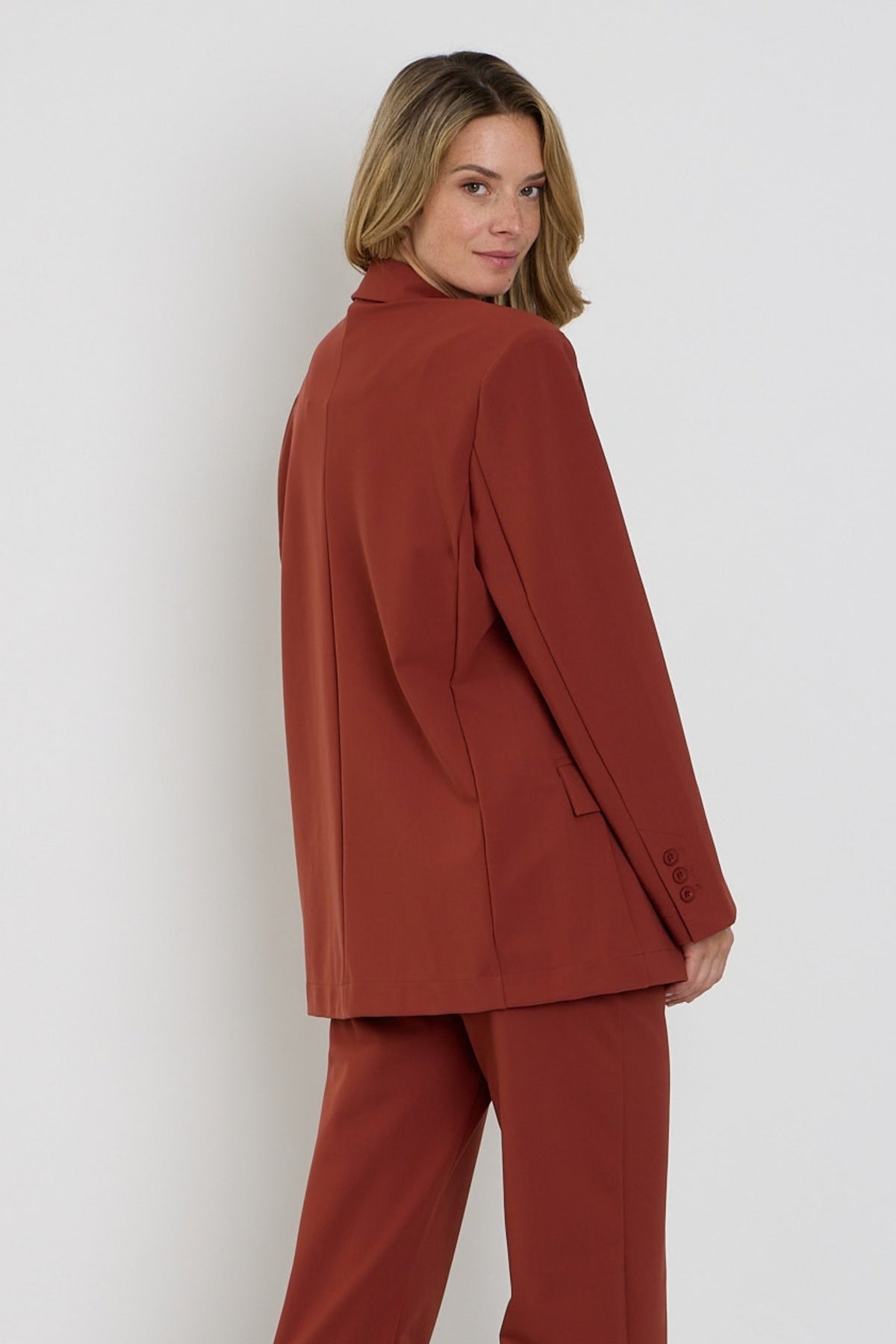 Oversized Bonded Travel Blazer in Fired Brick van Mi Piace, zichtbaar voorgevormde pasvorm en stijlvolle stijl.