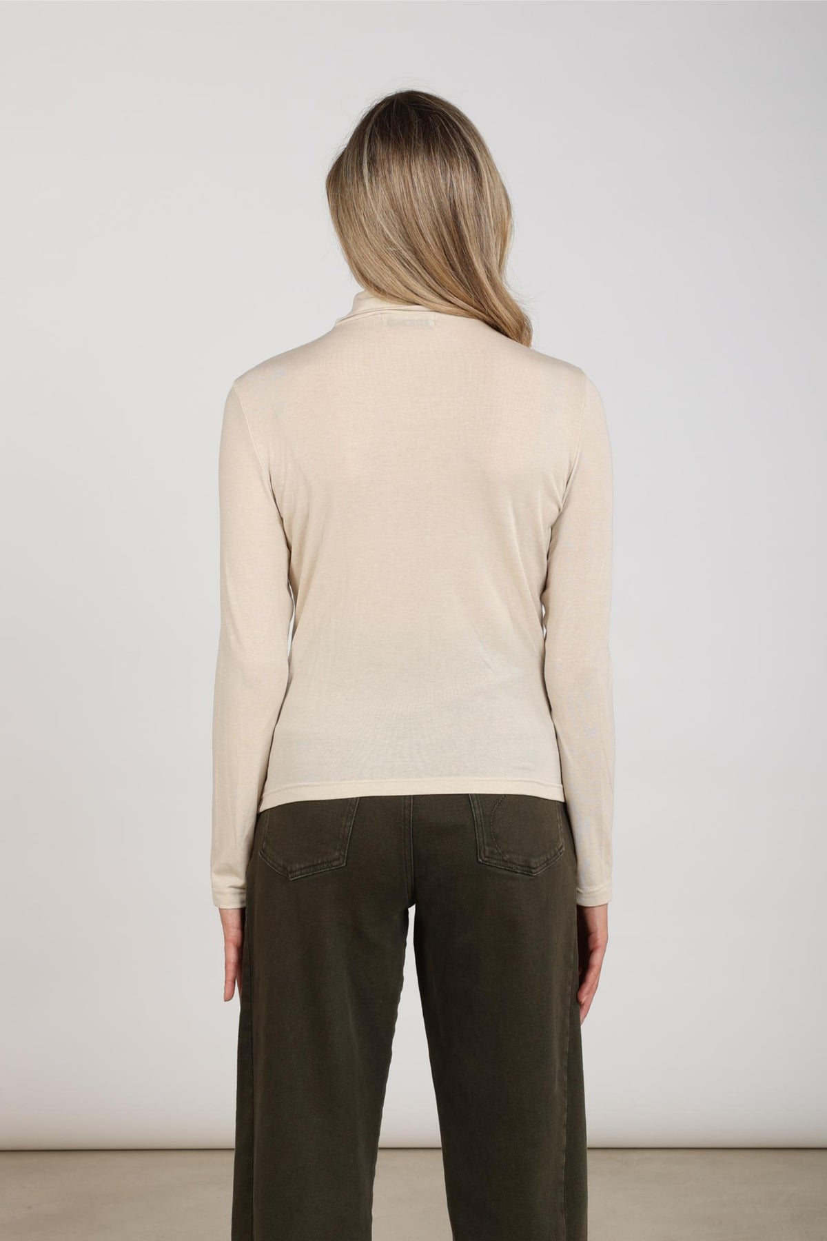 Zwart Nukus Ginny Sand NKF03061 trui met ronde hals en lange mouwen, comfortabel en stijlvol voor dames