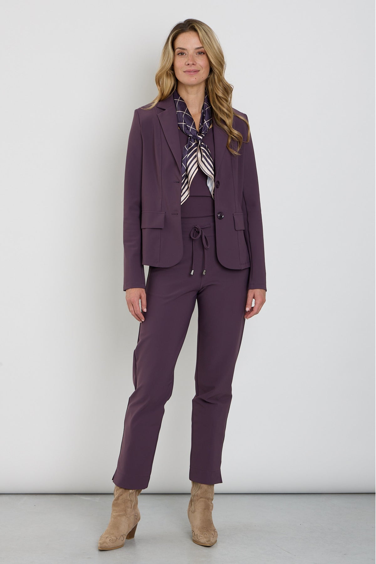 Bonded travelbroek van Mi Piace in pruimkleur, comfortabele en stijlvolle broek voor reizen en dagelijks gebruik.