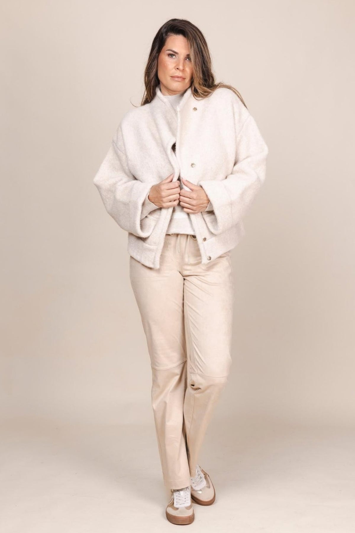 Zoso Maggy beige melange jacket met korte mouwen en rits, casual stijl, stoftextuur zichtbaar, trendy en comfortabel.
