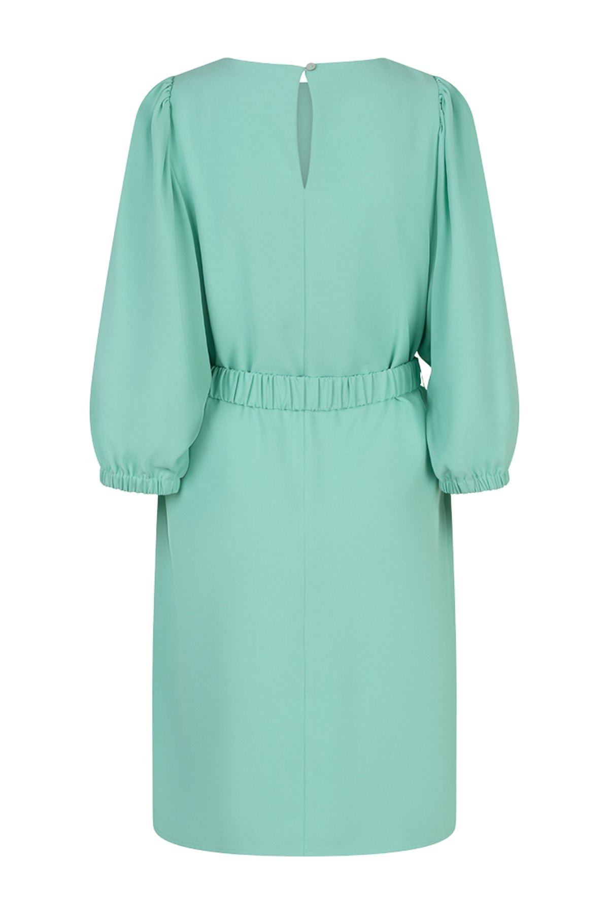 Mint groene crepe jurk van EsQualo met een vloeiende pasvorm en lange mouwen, zichtbaar op de afbeelding.