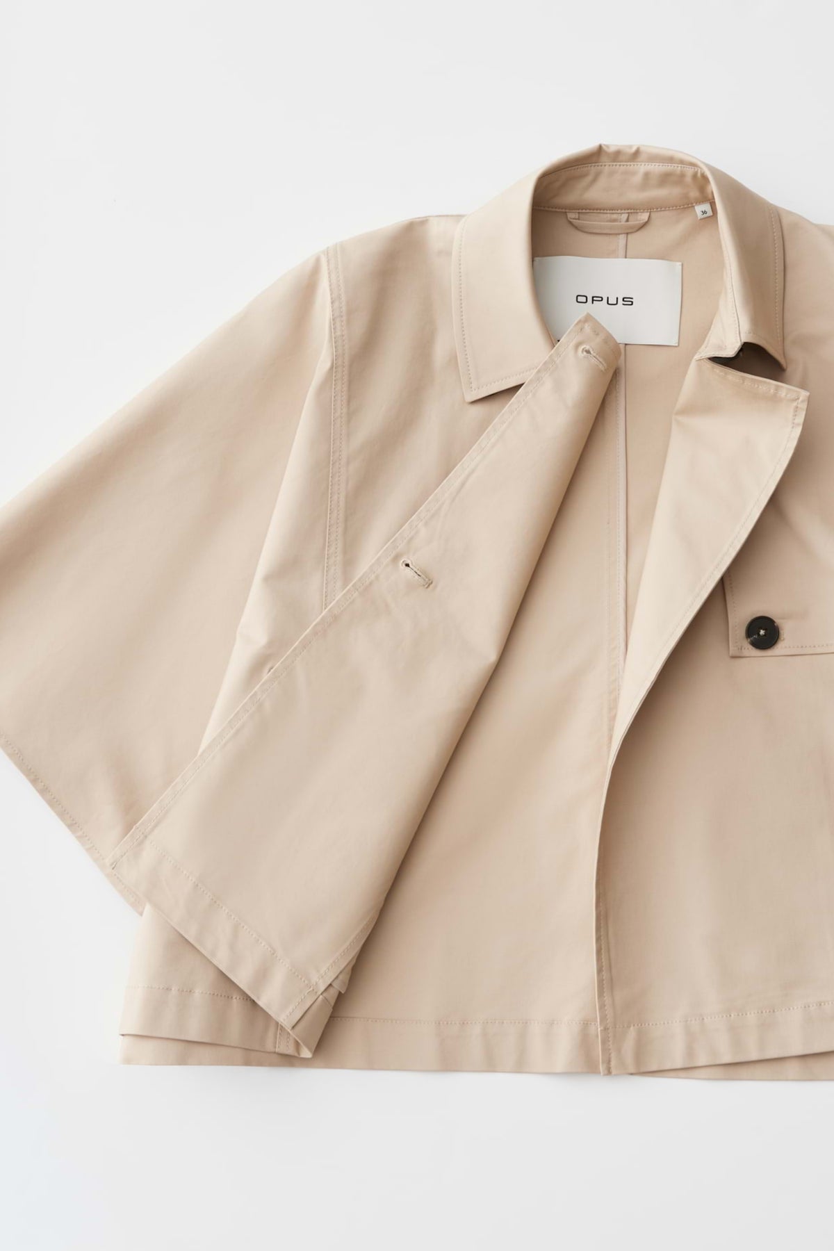 Opus Hanisse gouden beige jas met kraag en knopen, stijlvolle damesjacket zichtbaar in close-up.