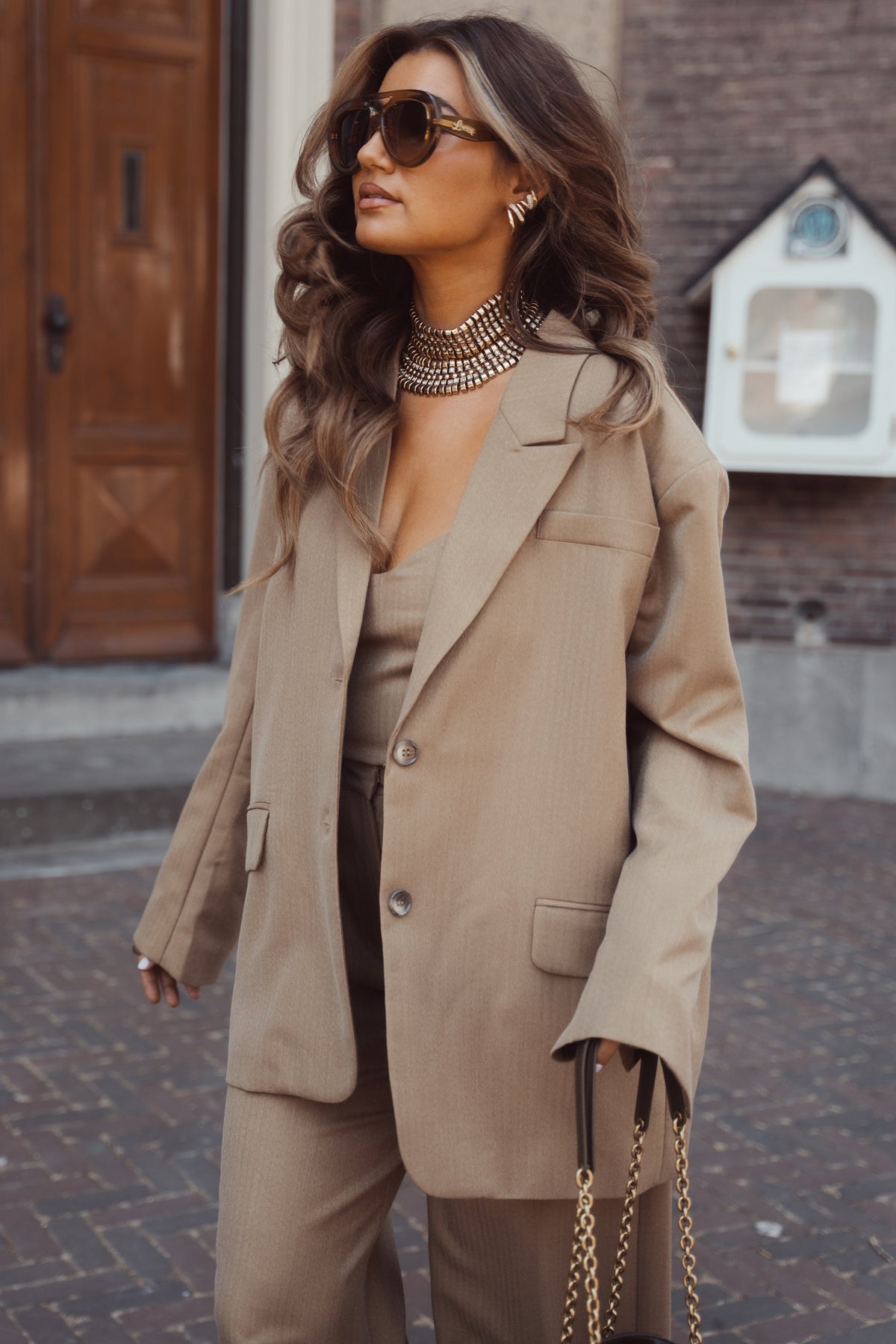 Natuurlijke groene broek van Studio Amaya, model The Always Green, met een losse pasvorm en comfortabele taille.