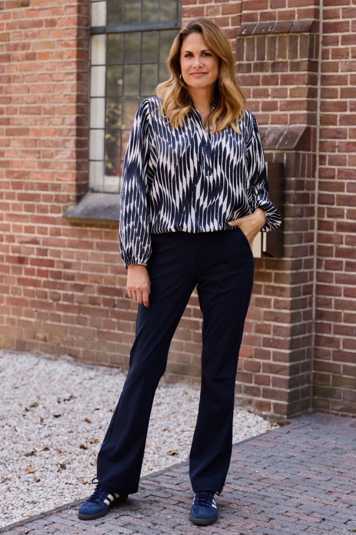 Zoso Travel Broek Belle Navy, damesmodel met comfortabele pasvorm en stijlvolle navy kleur, geschikt voor reizen en casual wear
