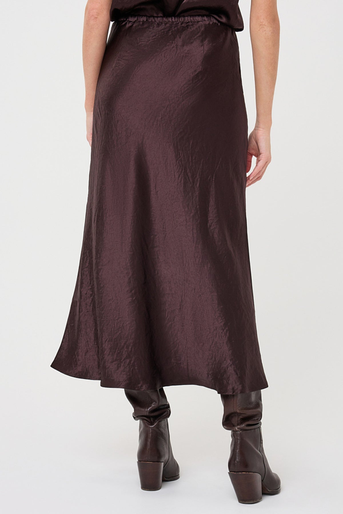 Lange acetate rok in cacao kleur van EsQualo, stof met glanzende afwerking en elegante pasvorm.