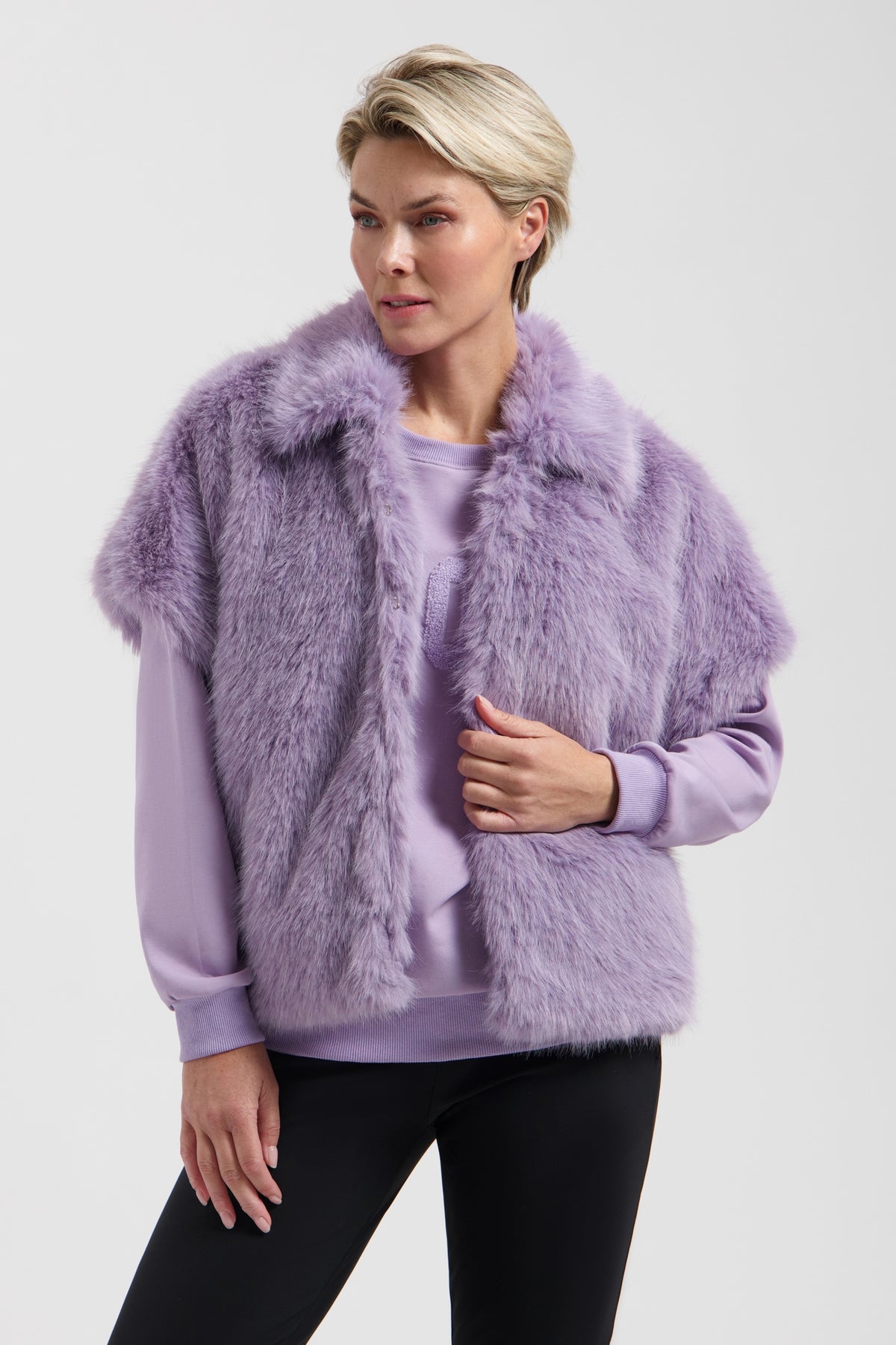 Lady Day Travel Broek Lotty Soft Touch zwart, comfortabel en stijlvol, met een losse pasvorm en elastische taille.