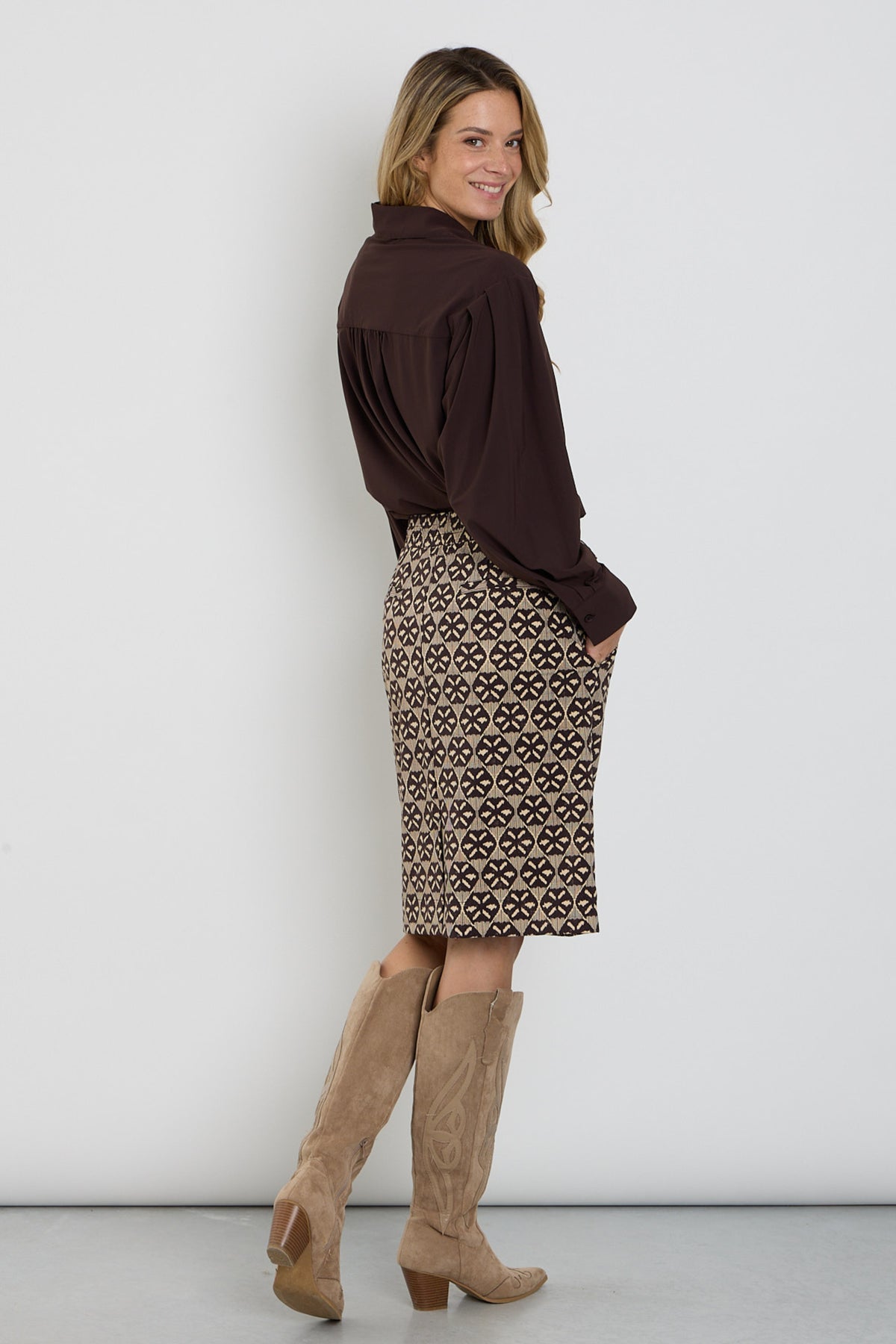 Mi Piace Travel rok Harvest Ikat print in espressokleur, met kleurrijk Ikat patroon en elastische taille.