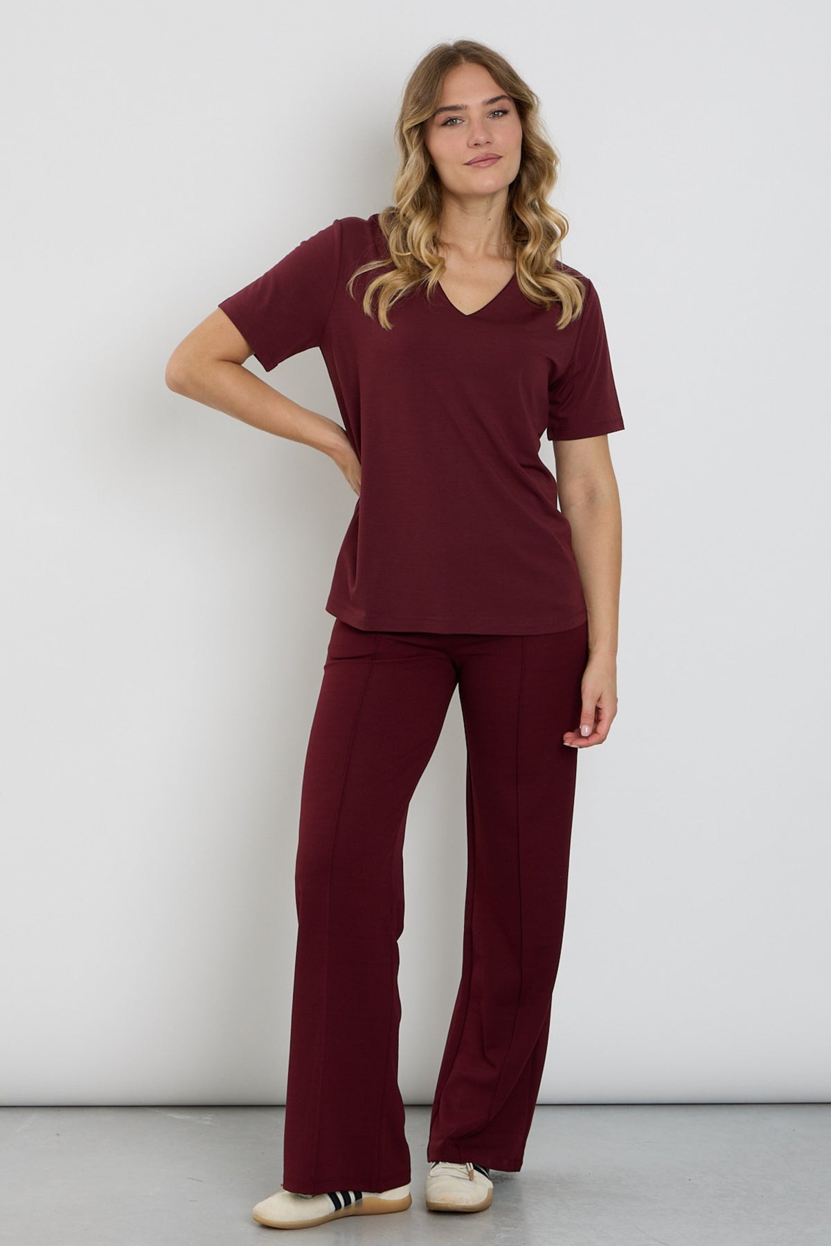 Breedvallende broek van Enjoy Port 416130, zachte stof en stijlvolle pasvorm, zichtbaar met wijde pijpen en comfortabele taille.