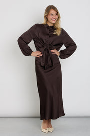 Donkerblauwe rok Fqdova Mole van Freequent met bloemenprint en elastische taille, gedragen door een model met witte blouse.