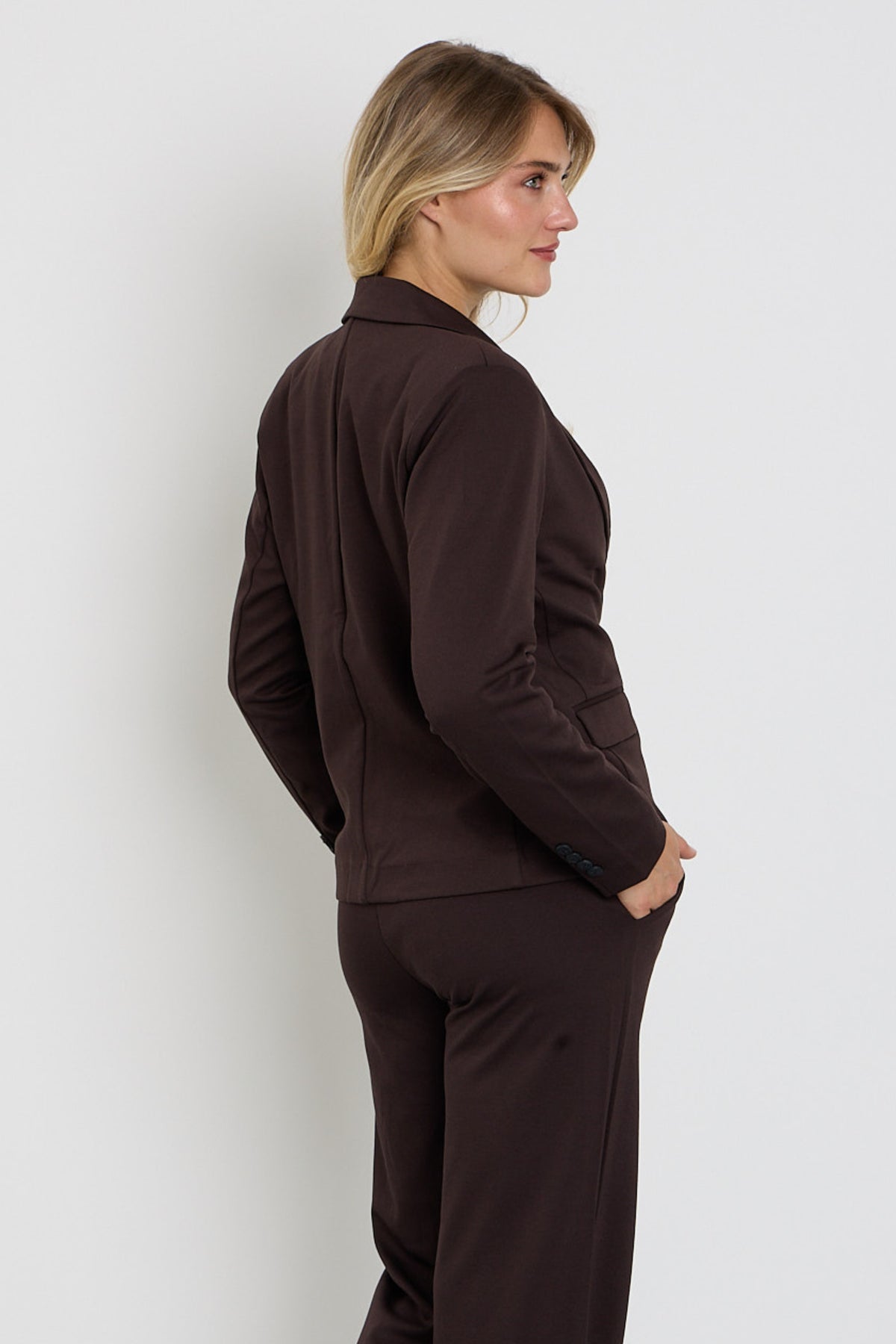 Gratisquent Fqnanni Mole blazer in donkergrijs met knopen en reverskraag, gedragen door een persoon.