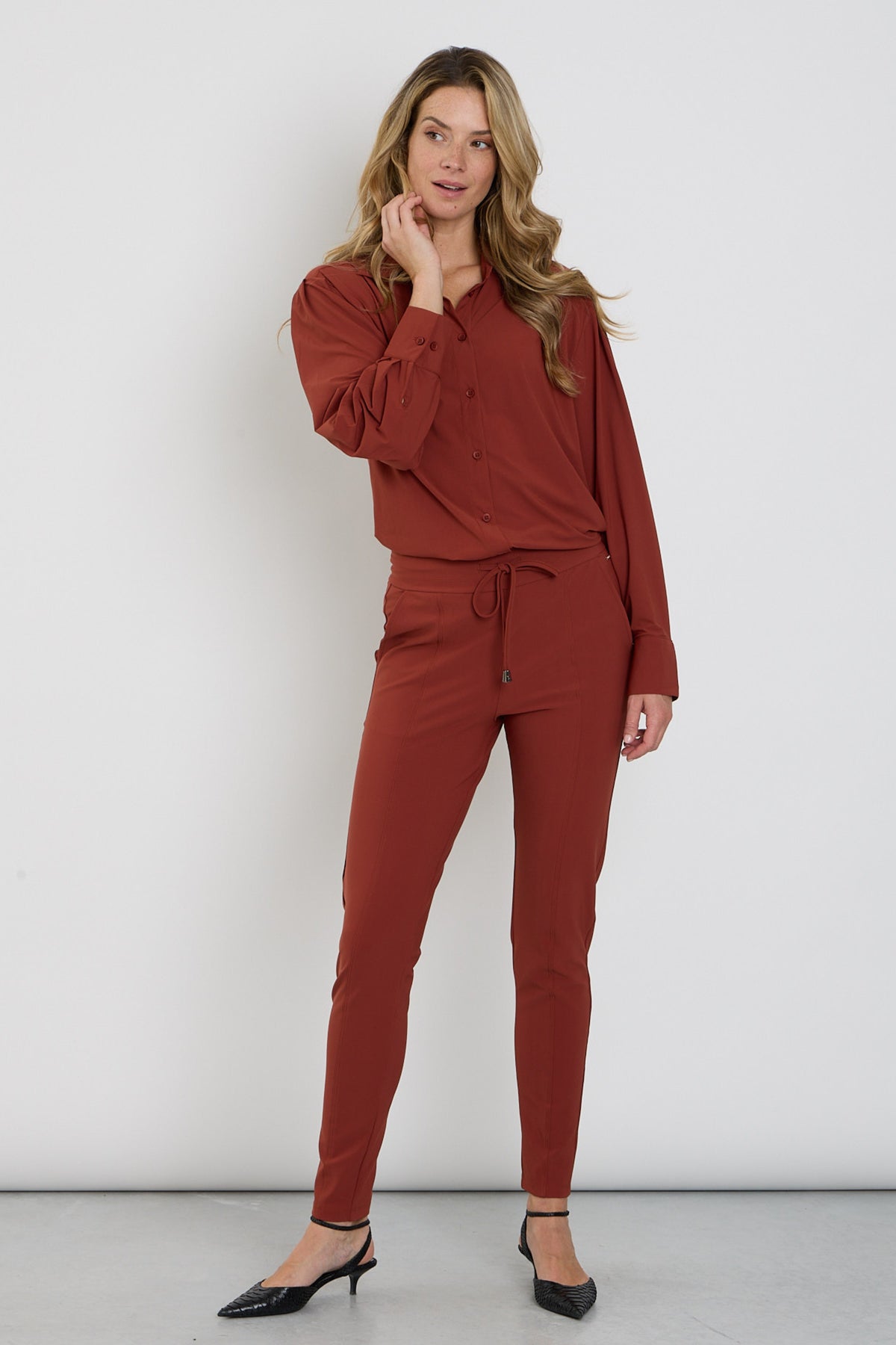 Mi Piace bonded reisbroek in Fired Brick kleur, stijlvolle en comfortabele damesbroek met gebonden details en elastische taille.