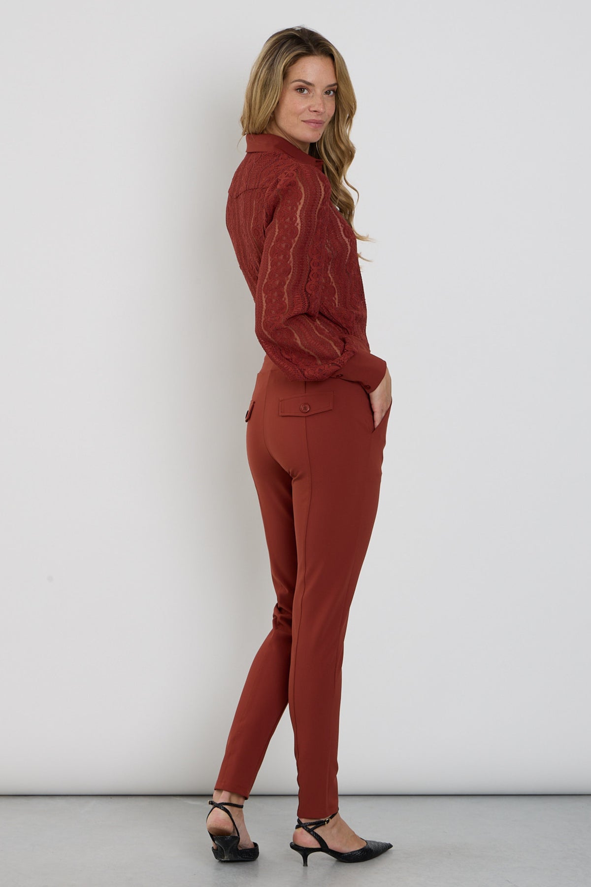 Mi Piace Bonded Travel broek in Fired Brick, comfortabele herenbroek met duurzame afwerking en moderne pasvorm.